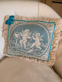 Cuscino con angioletti in pizzo