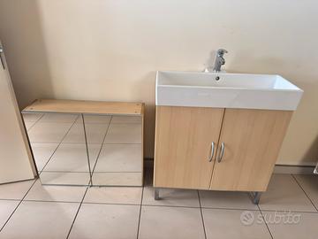 Mobile bagno con lavabo e specchiera