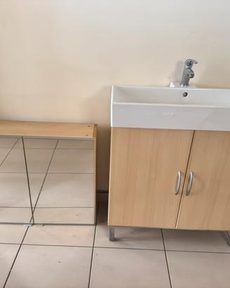 Mobile bagno con lavabo e specchiera