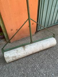 Rullo da giardino in cemento con telaio in ferro