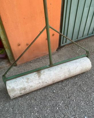 Rullo da giardino in cemento con telaio in ferro