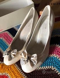 Scarpe tacco bianche con fiocco