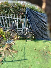 bicicletta vecchia da donna. 