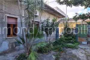 Casa singola con terreno a Fiumefreddo di Sicilia