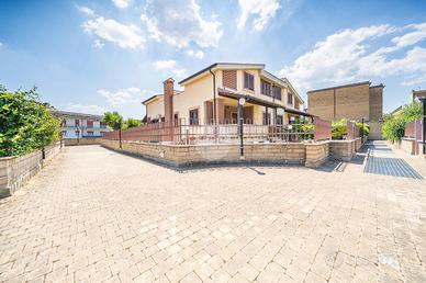 PORZIONE DI QUADRIFAMILIARE A ROMA