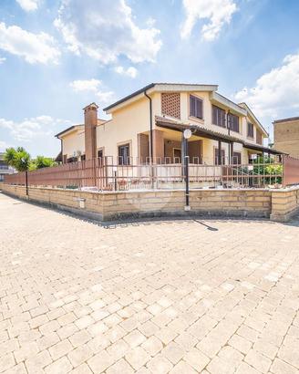 PORZIONE DI QUADRIFAMILIARE A ROMA