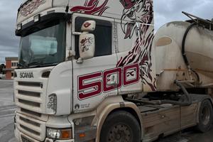 Trattore con semirimorchio