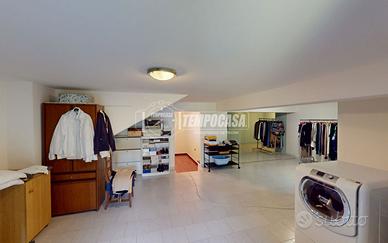 ELEGANTE VILLETTA CON DUE UNITA' ABITATIVE E AMPIO