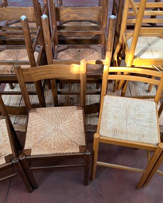 12 Sedie e 4 sgabelli in legno impagliate