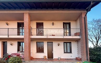 VILLETTA A SCHIERA CON GIARDINO E BOX