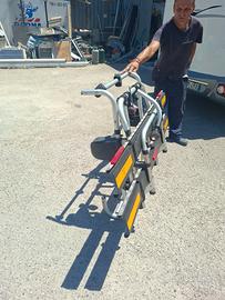 Portabici con doppia pedana per bici elettriche