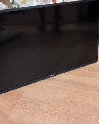 Televisore con supporto muro