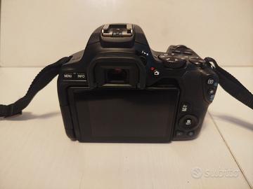 Canon 250 d con due obiettivi