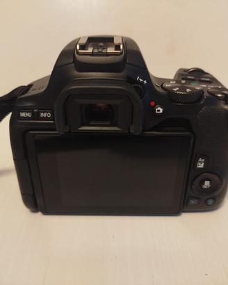 Canon 250 d con due obiettivi