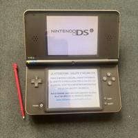 Nintendo DSi XL con stilo e cavo ricarica