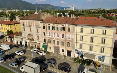 Ampio trilocale con veranda e solaio a Brescia