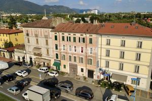 Ampio trilocale con veranda e solaio a Brescia