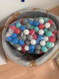 Piscina con palline di plastica