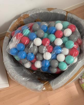 Piscina con palline di plastica