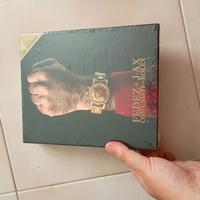 CD e bandiera Fedez Jax comunisti col Rolex 