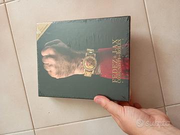 CD e bandiera Fedez Jax comunisti col Rolex 