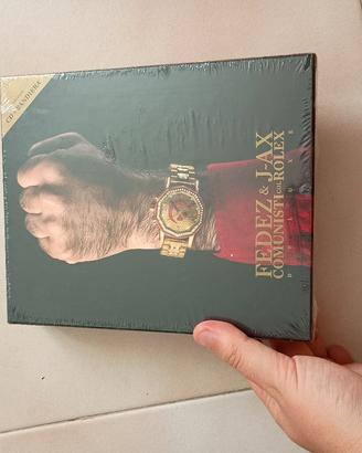 CD e bandiera Fedez Jax comunisti col Rolex 
