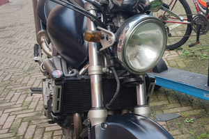 Honda Hornet 600 nera inserti rossi