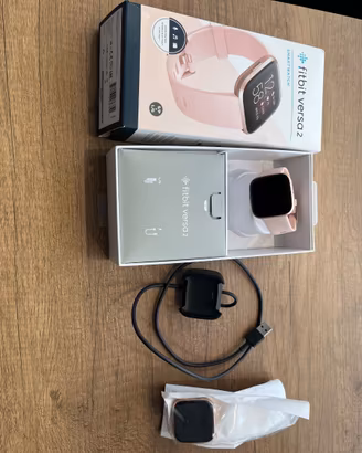 Lotto 2 Fitbit Versa 2per ricambi(NON funzionanti)