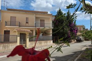 Poggioreale casa ind con giardino e garage