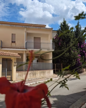 Poggioreale casa ind con giardino e garage