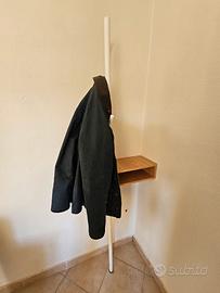 Appendiabiti stile nordico con mensolina in legno 