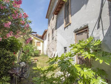 Rustico 2 piani 60 mq con terreni e posto auto