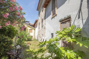 Rustico 2 piani 60 mq con terreni e posto auto