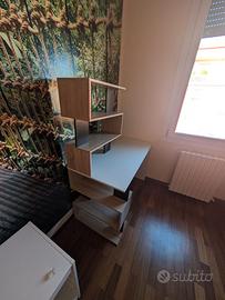 Scrivania con scaffale