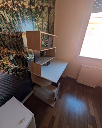 Scrivania con scaffale