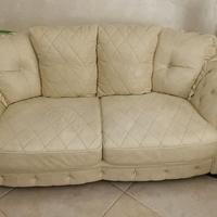 2 divani in pelle tipo Chesterfield 