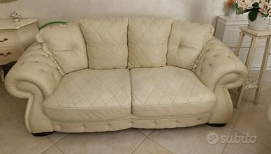 2 divani in pelle tipo Chesterfield 