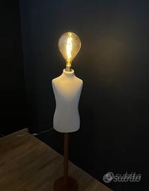 Lampada design sartoriale con busto manichino