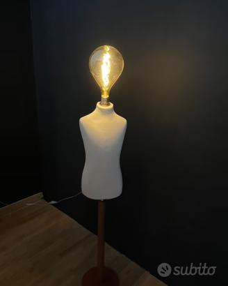 Lampada design sartoriale con busto manichino