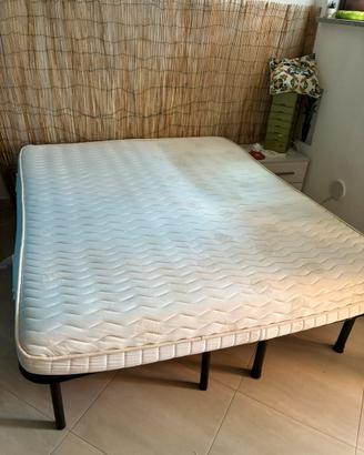 Materasso 160x200 + due reti a doghe.