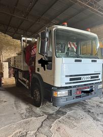 Camion con gru ribaltabile