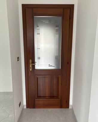 Porta interna in legno con vetro satinato + telaio