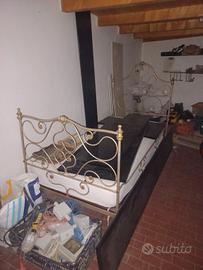 Letto vintage in ferro battuto con materasso 
