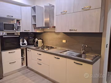 Cucina completa con forno Bosch, 300 x 140 cm