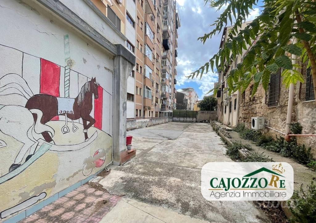 Appartamento di 255 m² con più di 5 locali e box a - Altro