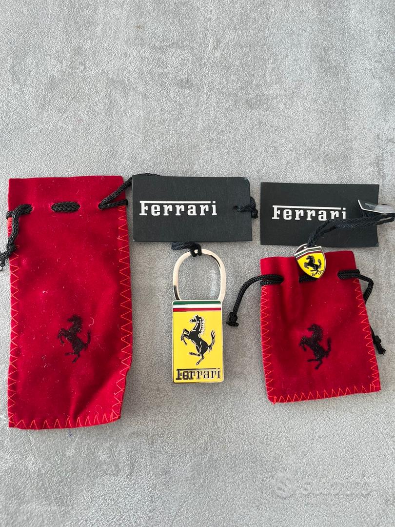 Portachiavi e spilla vintage Ferrari - Collezionismo In vendita a Udine