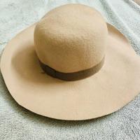 Cappello con tesa e nastro