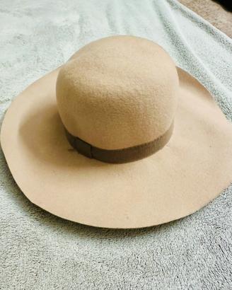 Cappello con tesa e nastro