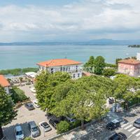 AMPIO TRILOCALE CON VISTA LAGO