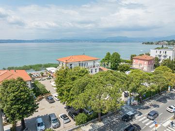 AMPIO TRILOCALE CON VISTA LAGO